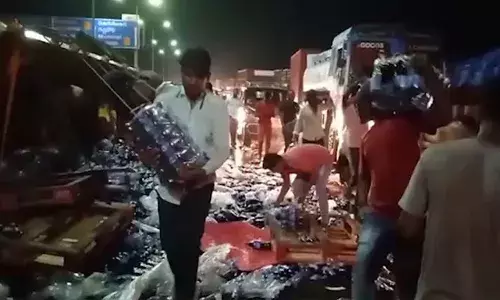 థమ్స్ అప్ లోడ్ లారీ బోల్తా.. ఎగబడిన జనం