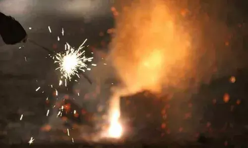 స్నేహితుడి పెళ్లి కోసం క్రాకర్స్ తయారు చేస్తుండగా పేలుడు.. వ్యక్తి మృతి