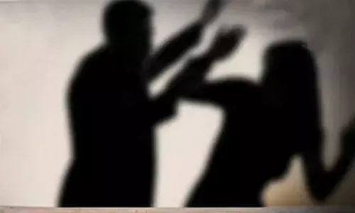 భార్యను కొరడాతో కొట్టి చంపేసిన భర్త