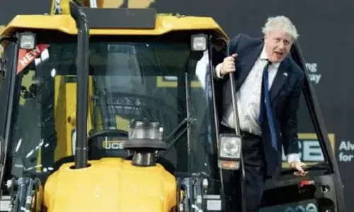 బుల్డోజర్ ఎక్కిన ప్రధాని