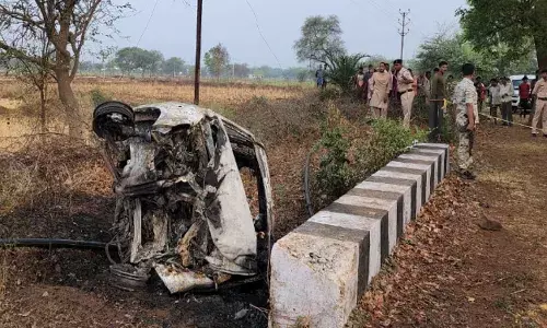 బోల్తాపడిన కారు.. మంటల్లో ఐదుగురు సజీవ దహనం.. మృతుల్లో ముగ్గురు చిన్నారులు