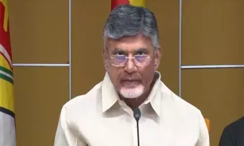 అత్యాచార బాధితురాలిని పరామర్శించి.. 5 లక్షల పరిహారం ప్రకటించిన చంద్రబాబు