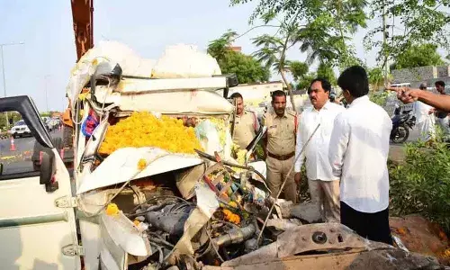 ఆగి ఉన్న‌లారీని ఢీ కొట్టిన ఆటో ట్రాలీ.. ఇద్ద‌రు దుర్మ‌ర‌ణం