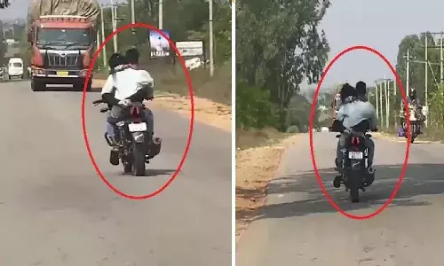 నడిరోడ్డుపై రెచ్చిపోయిన ప్రేమ జంట