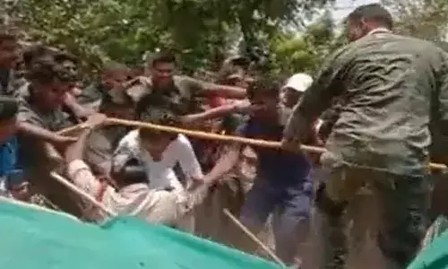 పవన్ కళ్యాణ్.. పోలీసు.. పశ్చిమ గోదావరి జిల్లాలో ఆసక్తికర ఘటన