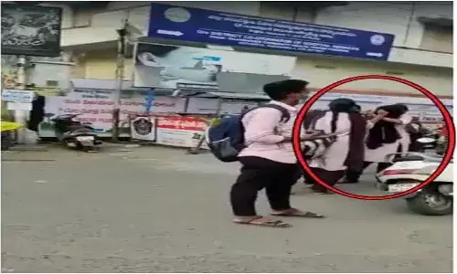 విజయవాడలో నడిరోడ్డుపై జుట్టు జుట్టు పట్టుకుని, పిడిగుద్దులు గుద్దుకుంటూ..