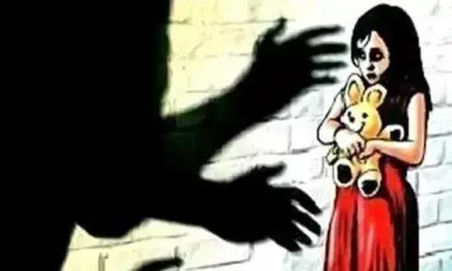 నిజామాబాద్ జిల్లాలో దారుణం.. పండ్ల‌ర‌సాలు కొనిస్తాన‌ని తీసుకెళ్లి 9 ఏళ్ల బాలిక‌పై అత్యాచారం