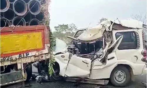 ఆగి ఉన్న డీసీఎంను ఢీ కొట్టిన కారు.. ఇద్ద‌రు మృతి, ఐదుగురికి గాయాలు