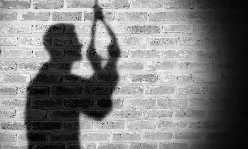 బుల్లెట్ బండి ఈఎంఐలు చెల్లించలేదని సీజ్ చేసిన ఫైనాన్స్ కంపెనీ.. యువకుడు ఆత్మహత్య