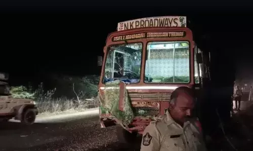 లారీని ఢీకొన్న టెంపో.. ముగ్గురు దుర్మరణం.. తొమ్మిది మందికి తీవ్రగాయాలు