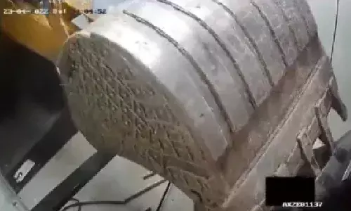 జేసీబీతో ఏకంగా ఏటీఎంనే దోచేసుకోవాలని అనుకున్నారు..!