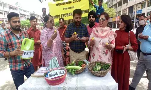 ఆస్తుల పేపర్లు ఇచ్చి నిమ్మకాయలు తీసుకుని వెళ్ళండి