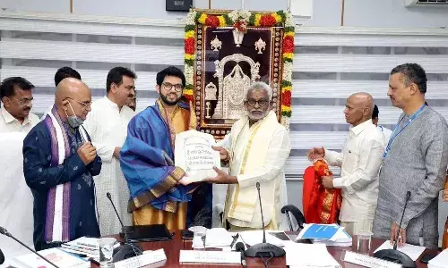 టీటీడీకీ భూమి పత్రాలను అందజేసిన మహారాష్ట్ర మంత్రి
