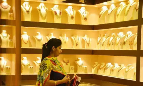 శుభ‌వార్త‌.. దిగొస్తున్న బంగారం ధ‌ర‌