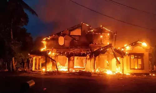 అట్టుడుకుతున్న శ్రీలంక‌.. మ‌హిందా రాజ‌ప‌క్స పూర్వీకుల ఇంటికి నిప్పు