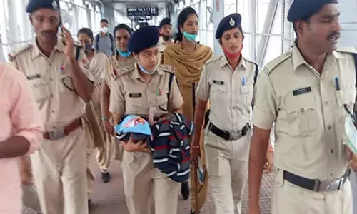 రైలు టాయిలెట్లో అప్పుడే పుట్టిన శిశువును వదిలివెళ్లిన మహిళ