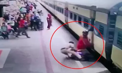 రైలు కింద పడబోయిన మహిళ.. కాపాడిన కానిస్టేబుల్.. వీడియో
