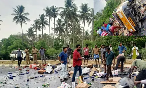 మద్యం లారీ బోల్తా.. మందుబాబులకు పండగ.. దొరికినోడికి దొరికినంత