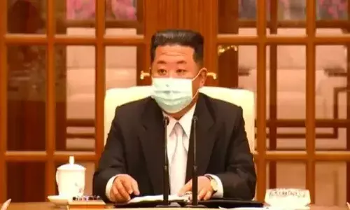 ఉత్తరకొరియాలో తొలి కరోనా మరణం.. మొదటిసారి ముఖానికి మాస్క్తో కిమ్