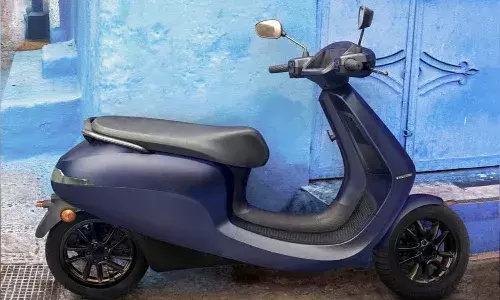 ఓలా ఎలక్ట్రిక్ బైక్ రివర్స్ మోడ్ ఎఫెక్ట్.. తీవ్ర గాయాలపాలైన వృద్ధుడు..