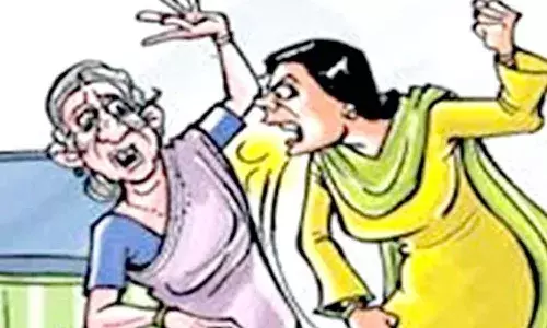అత్తను జుట్టుపట్టుకుని చితక్కొట్టిన కోడలు.. వీడియో వైరల్ అవ్వడంతో..!