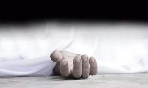 హత్యా..? ఆత్మహత్యా..? మూడు రోజులుగా తల్లి శవంతో ఉన్న కొడుకు