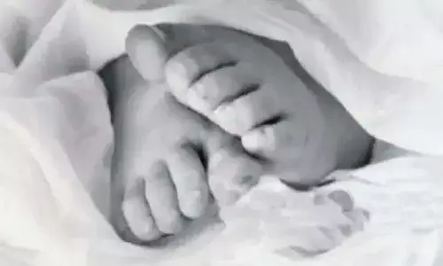 స్కూల్ టాయ్ లెట్ లో సంవత్సరం వయసున్న బాలిక శవం