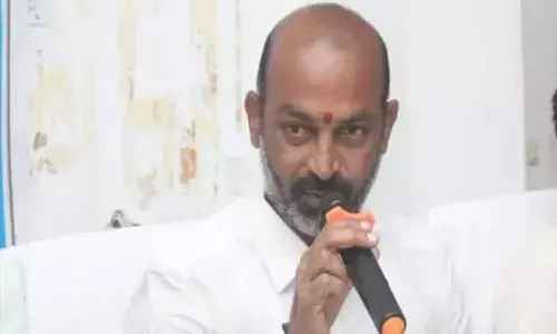 సాయి గణేష్ కుటుంబ సభ్యులను పరామర్శించిన బండి సంజయ్