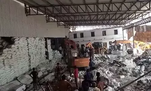 గుజరాత్ లో ఘోర ప్రమాదం.. 12 మంది మృతి