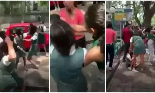 అమ్మాయిలు మామూలుగా కొట్టుకోలేదుగా..!