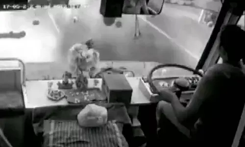 రెండు బస్సులు ఢీ.. తప్పెవరిదో మొత్తం రికార్డు అయ్యింది