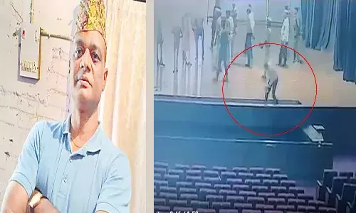 స్టేజీపై నుంచి పడి ఇంటెలిజెన్స్‌ ఏడీ మృతి