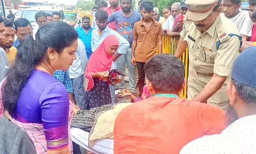 మానవత్వాన్ని చాటుకున్న ఆరోగ్యశాఖ మంత్రి విడుదల రజిని