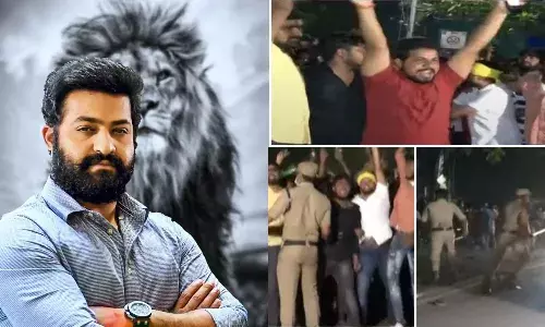 అర్థరాత్రి ఎన్టీఆర్ ఇంటి ముందు ఫ్యాన్స్ హంగామా.. పోలీసుల లాఠీ ఛార్జ్