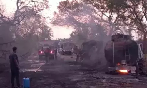 ఘోర ప్రమాదం : కలప ట్రక్కు-డీజిల్ ట్యాంకర్ ఢీ.. 9 మంది సజీవ దహనం