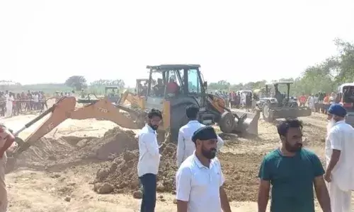 300 అడుగుల లోతున్న‌ బోరుబావిలో పడిన ఆరేళ్ల బాలుడు