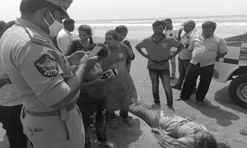 మచిలీపట్నం బీచ్ లో విషాదం.. ఇద్దరు ఫార్మసీ విద్యార్థినుల దుర్మరణం