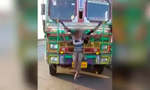 లారీకి కట్టేసి.. మెడలో చెప్పుల దండ వేసి..