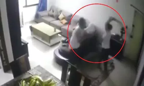 భర్తను బ్యాట్ తో చితక్కొట్టిన భార్య.. వీడియో వైరల్ అవ్వడంతో..!