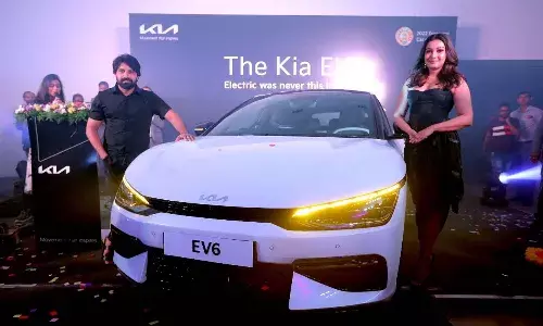 హైటెక్ సిటీ కియా షోరూంలో క్యాథెరిన్, జానీ మాస్టర్ సందడి