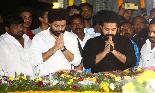 ఎన్టీఆర్ శతజయంతి : ఘాట్ వద్ద నివాళులర్పించిన జూనియర్ ఎన్టీఆర్, కళ్యాణ్ రామ్
