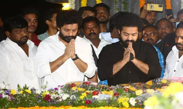 ఎన్టీఆర్ శ‌త‌జ‌యంతి : ఘాట్ వ‌ద్ద‌ నివాళులర్పించిన జూనియర్ ఎన్టీఆర్‌, క‌ళ్యాణ్ రామ్‌
