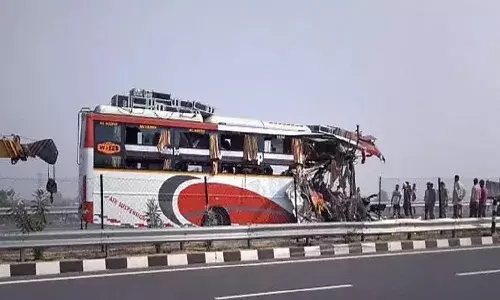 టూరిస్ట్ బస్సు-ట్రక్కు ఢీ.. ఏడుగురు దుర్మరణం
