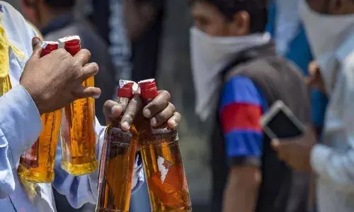 ప్రభుత్వానికి షాకిచ్చిన మందుబాబులు