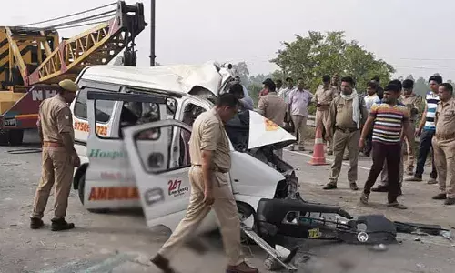 ఘోర రోడ్డు ప్రమాదం.. ట్రక్కును ఢీ కొన్న అంబులెన్స్.. 7 గురు దుర్మరణం