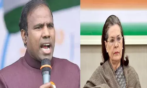 సోనియా గాంధీ దేశ ద్రోహి
