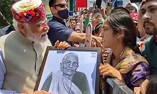 హృదయాన్ని కదిలించే ఘటన.. తల్లి పెయింటింగ్ చూసి కాన్వాయ్ ఆపేసిన ప్రధాని మోదీ..