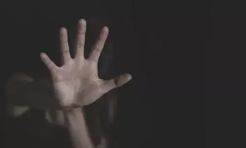 టికెట్ లేకుండా ప్రయాణిస్తున్న యువతిపై సామూహిక అత్యాచారం