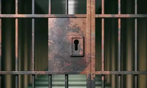 ఖైదీలను ఆసుపత్రికి తీసుకొచ్చిన పోలీసులు.. స్కూటీతో పరార్