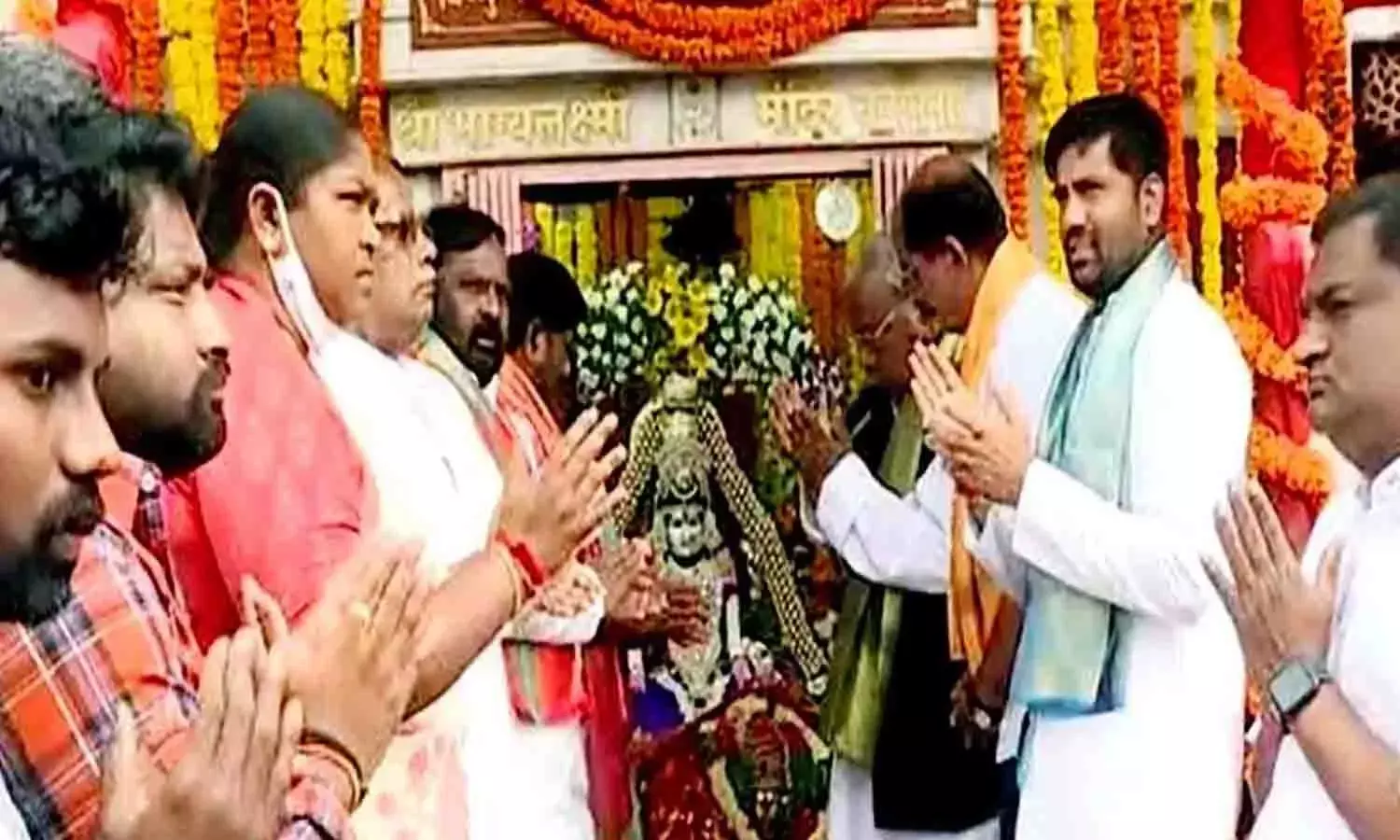 సోనియా గాంధీ త్వ‌ర‌గా కోలుకోవాల‌ని కాంగ్రెస్ నేతల పూజ‌లు